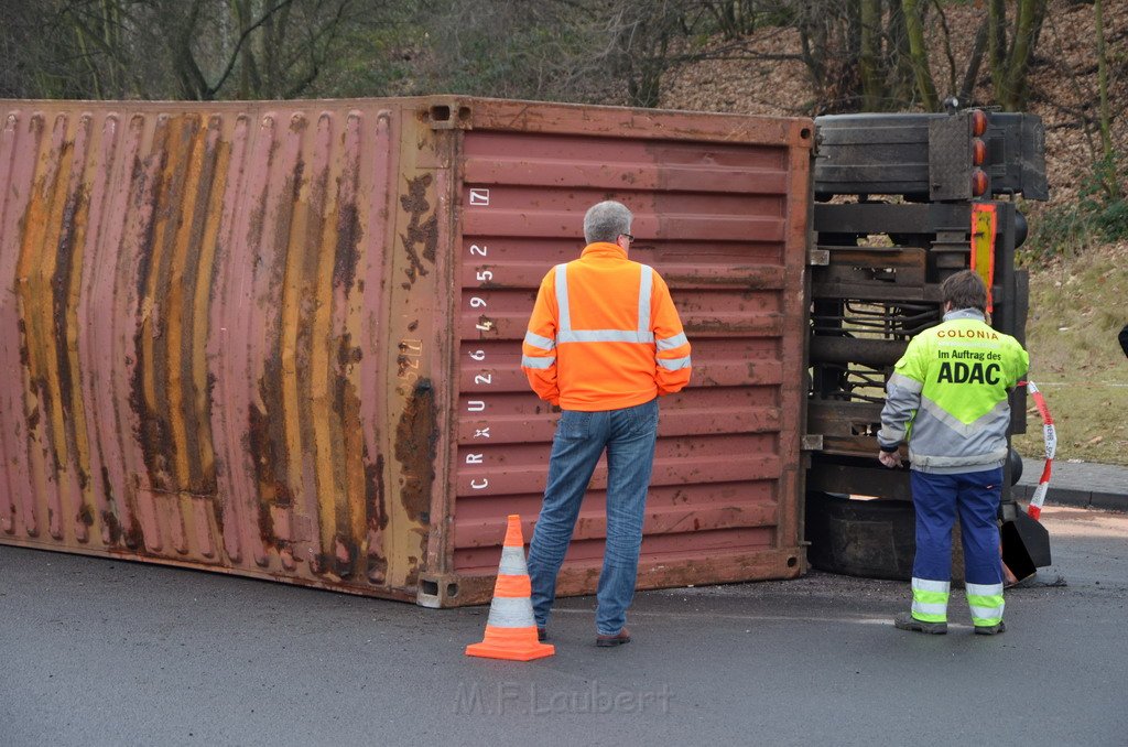 LKW umgestuerzt Niehler Hafen P078.JPG